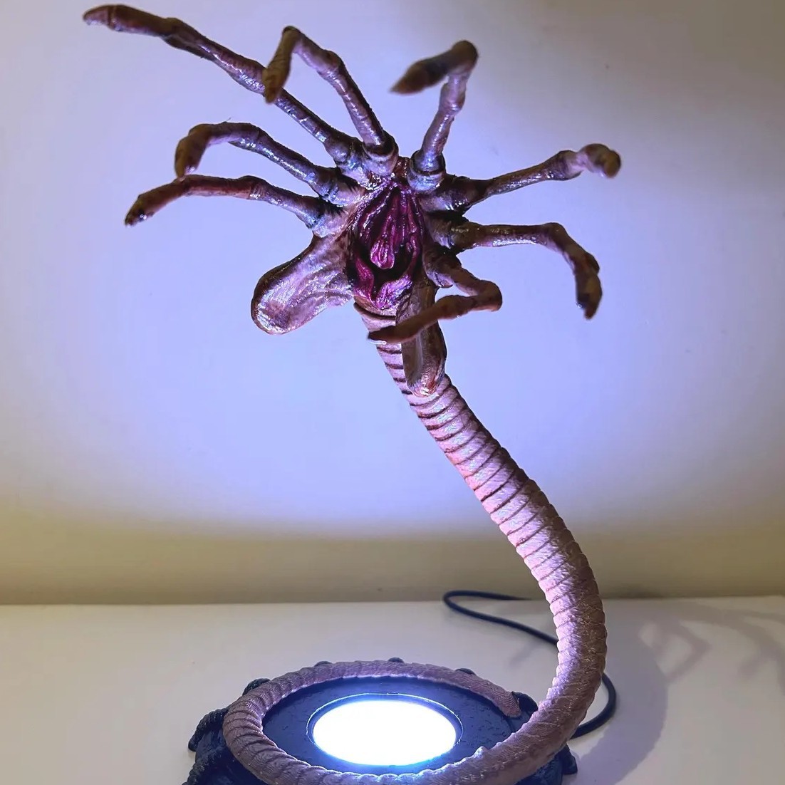 Alien Facehugger Lampe Nachtli – Home Decor Com Bewertung und Preis
